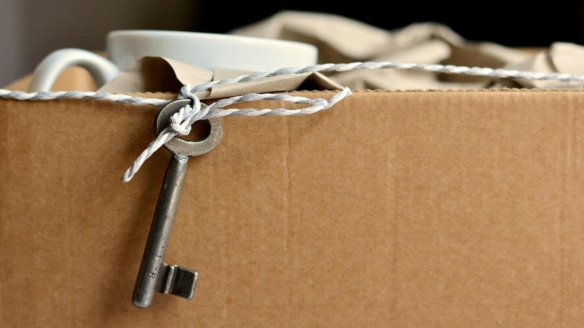    Коробка с вещами и ключ:pixabay.com