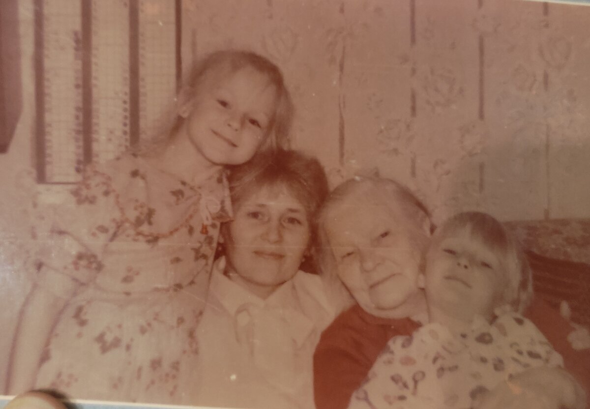 Я, мама, прабабушка, на которую я похожа, как мне кажется, и брат.