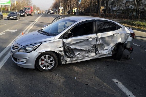 Hyundai Solaris попал в аварию. Фото smolensk–i.ru