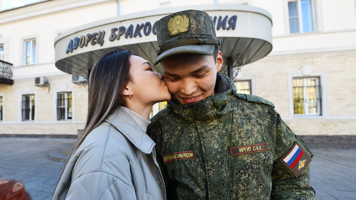    Молодожены после регистрации брака возле Читинского городского ЗАГСа© РИА Новости / Евгений Епанчинцев