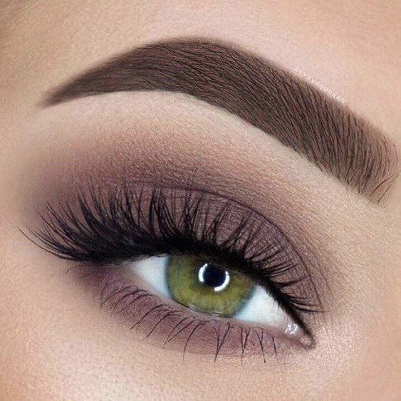 Макияж глаз - в первую очередь.