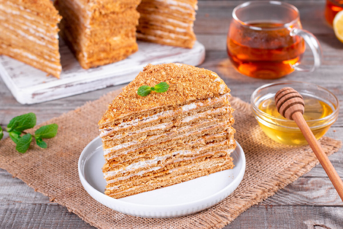 Торт медовик со сгущенкой – простой и вкусный рецепт, как приготовить пошагово