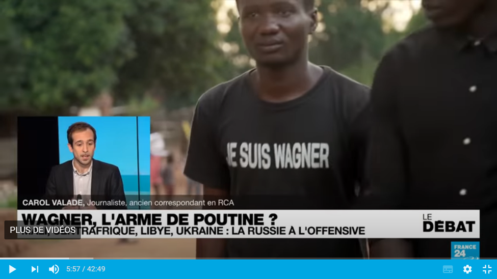 Надпись на майке "Я - "Вагнер". Сам Карол Валад на маленьком экране в левом нижнем углу