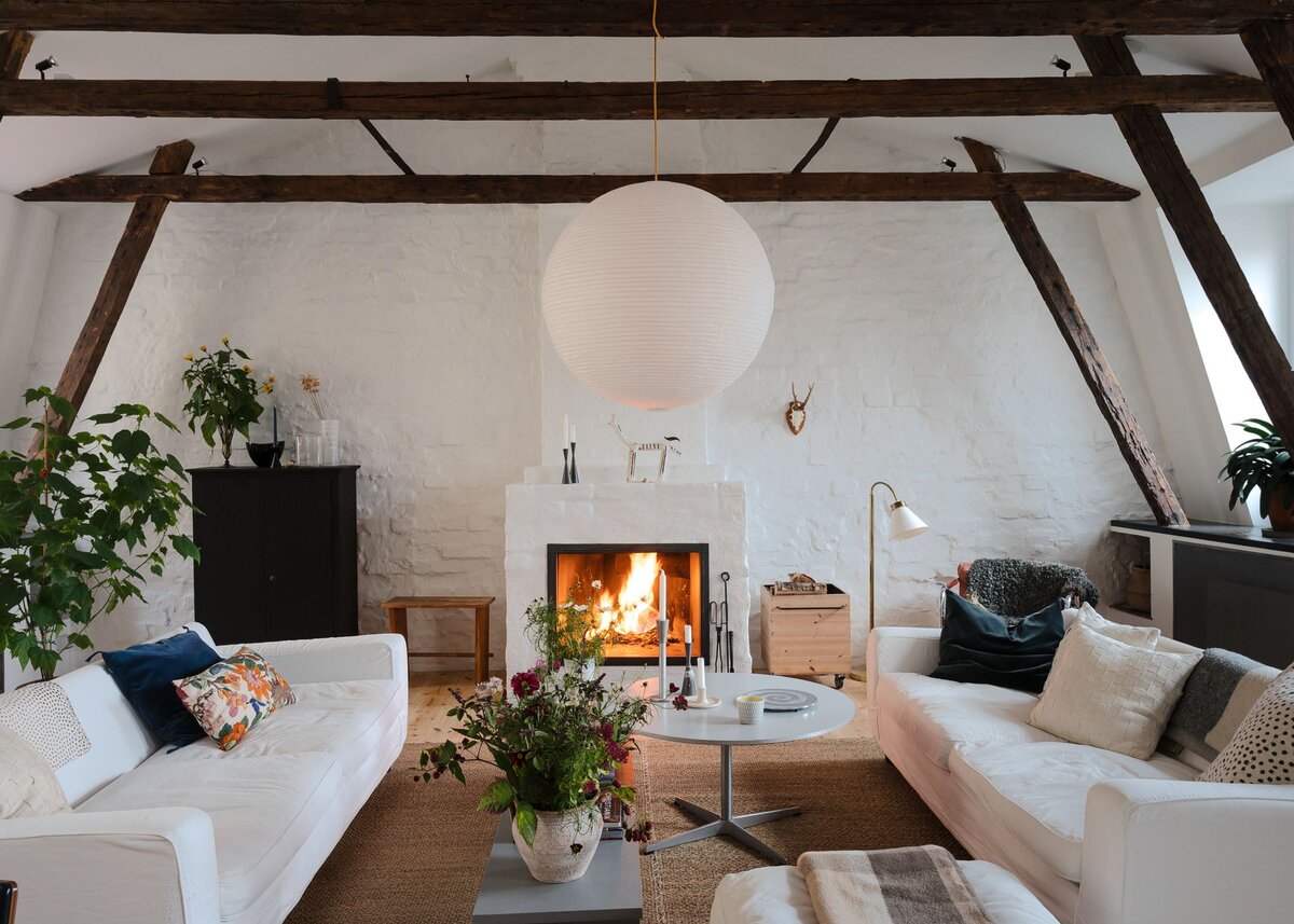 При взгляде на эту гостиную даже не верится, что квартира находится в самом центре города-миллионника. Кажется, как будто мы заглянули на огонек в чей-то загородный коттедж