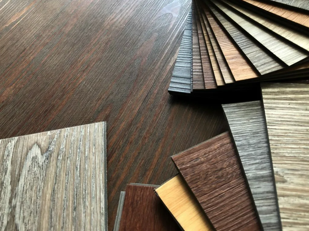 Какой класс кварцвинила лучше. Luxury Vinyl Plank. Luxury Vinyl Tiles. Виниловая плитка. Отделка стен кварцвинилом.