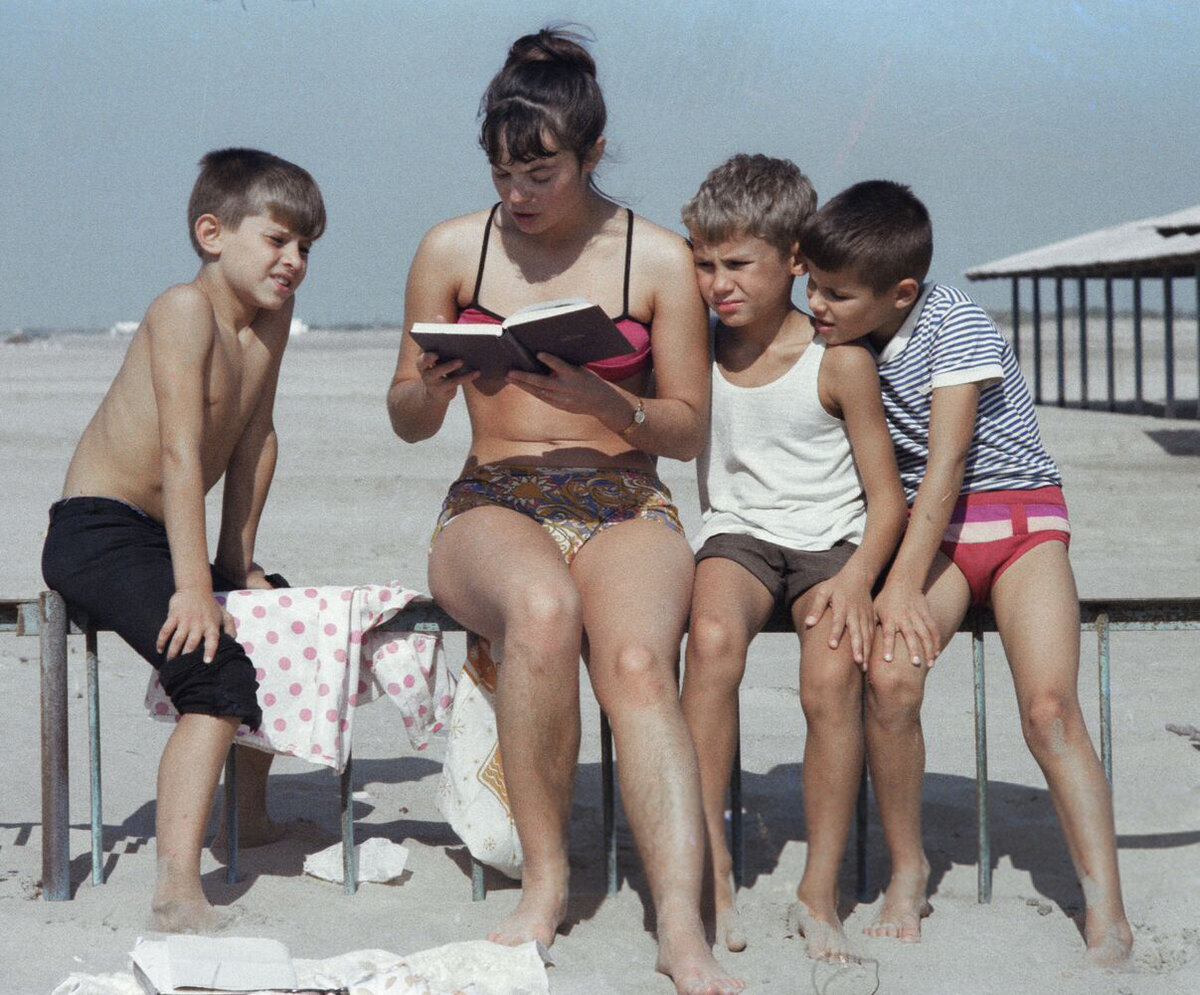Бесстыжая мать. Советские мальчики на пляже. Советские дети на море. Женщины со взрослыми детьми на пляже.
