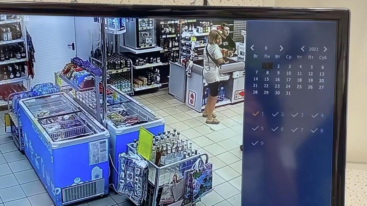    Видео из магазина, где пенсионерка ударила собаку бутылкой по голове© ВК/Калуга