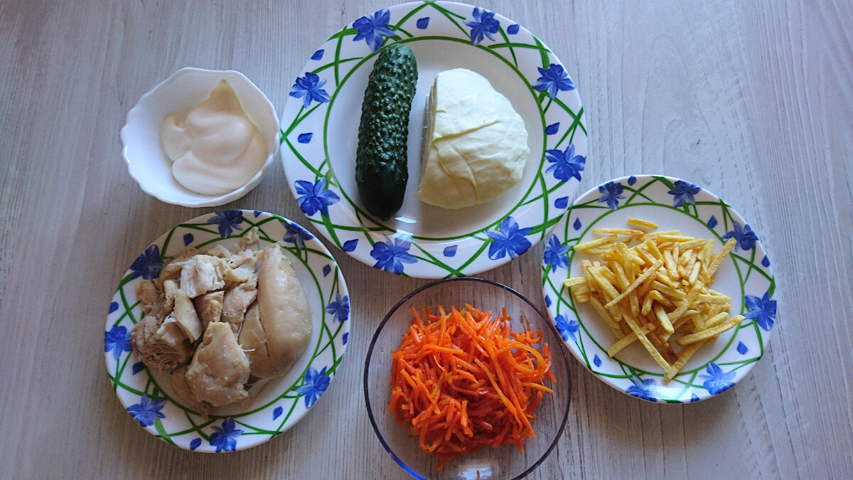 Мясо отвариваем до готовности, в подсоленной воде. Остужаем. Нарезаем соломкой. 