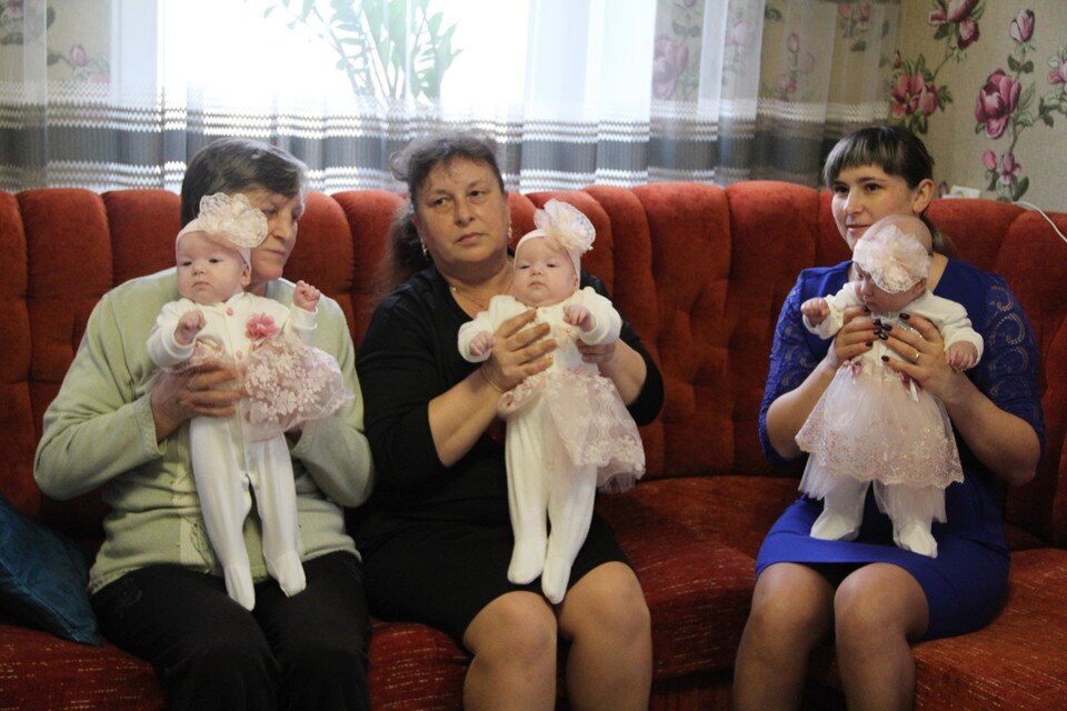     У Зои Любачевской есть надежные помощницы – бабушки очаровательного трио.  министерство социальной политики.