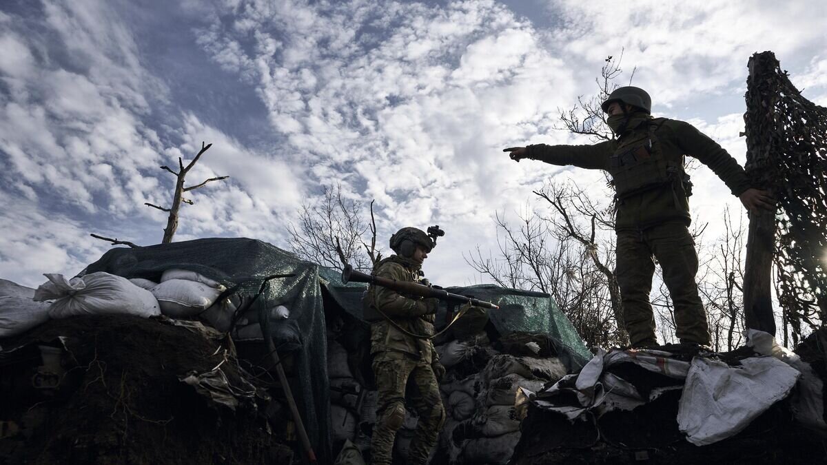    Украинские военные под Марьинкой© AP Photo / Libkos