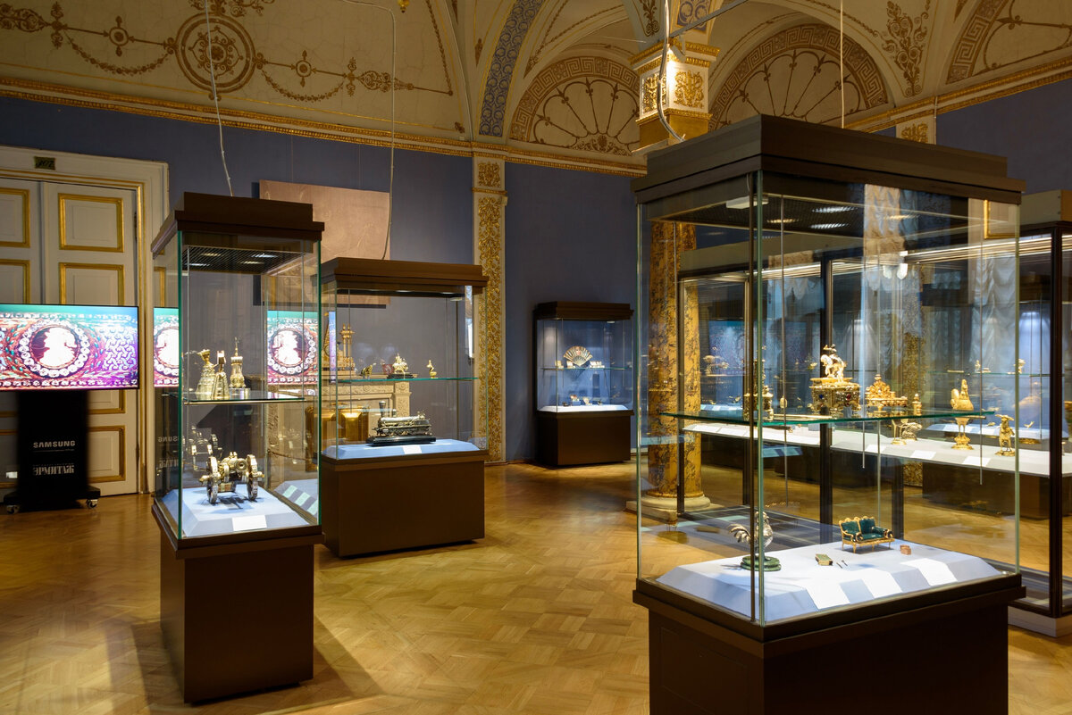 Выставка  «Вещь с секретом. Ювелирное искусство XVI–XXI веков» в Синей спальне Зимнего дворца. Фотография 2022 года.  Государственный Эрмитаж, Санкт-Петербург