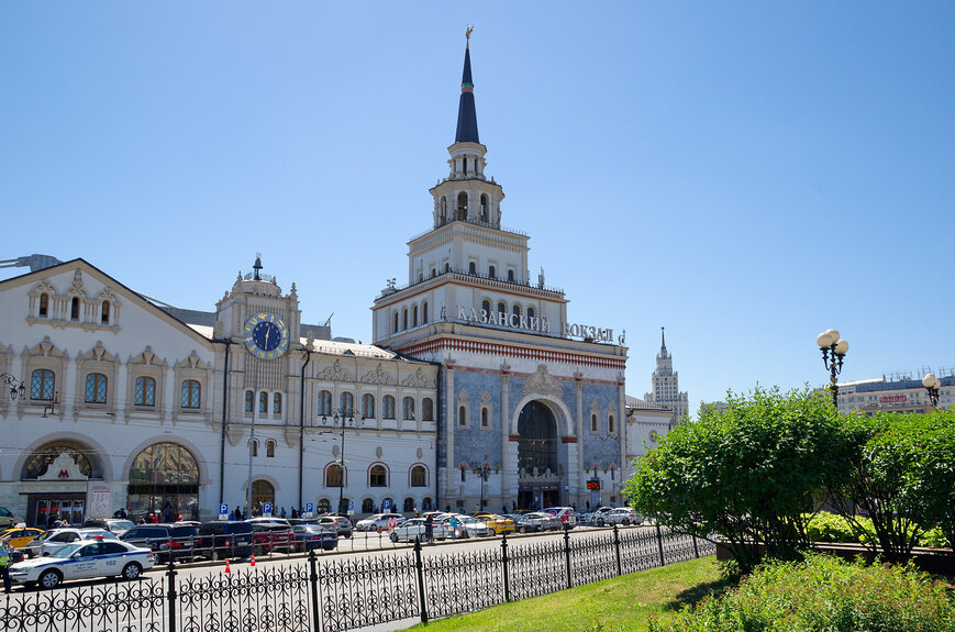 Москва октябрьская вокзал москва казанская. Казанский вокзал Москва фото. Справочное Казанского вокзала Москвы. Белое здание в Москве перед восточным вокзалом. Kazan Station в Москве.