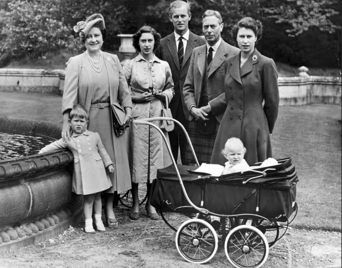 Несколько поколений королевской семьи собрались вместе для портрета, сделанного на территории Балморала, когда принцессе Анне был всего один год