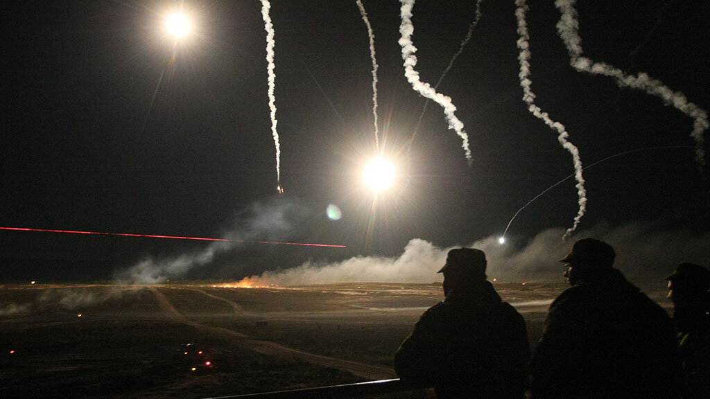 Выстрелы в поле. Ночной бой. Ночные военные учения. Ночной бой спецназ. Боевые действия ночью.