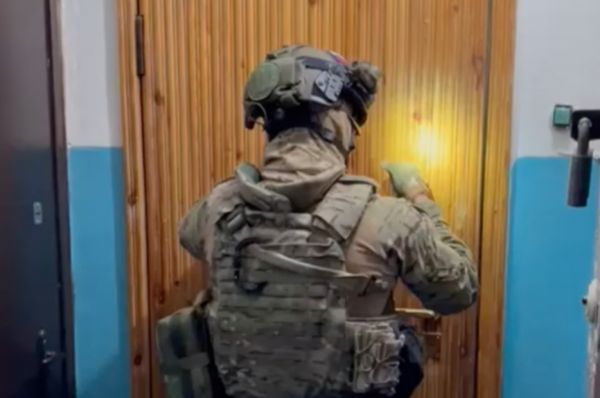    Силовики ворвались в квартиру с обыском к четырем жителям Новосибирска