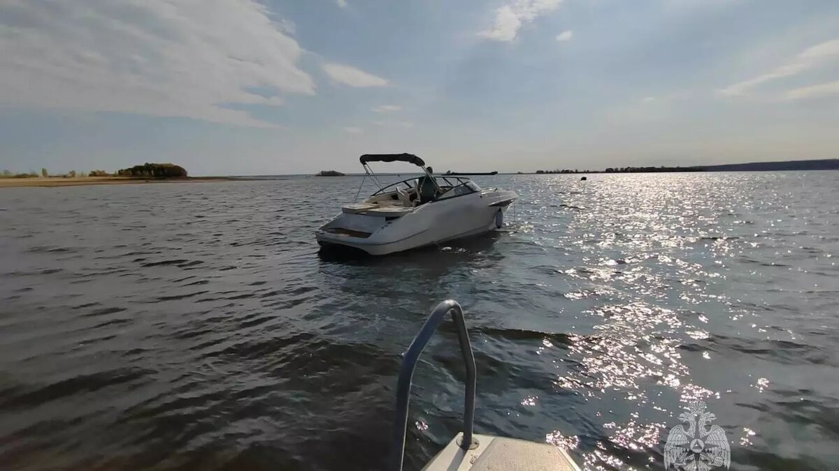     Под Казанью мужчина 1988 года рождения плыл на лодке и сел на мель. Об этом сообщила пресс-служба ГУ МЧС России по Татарстану.