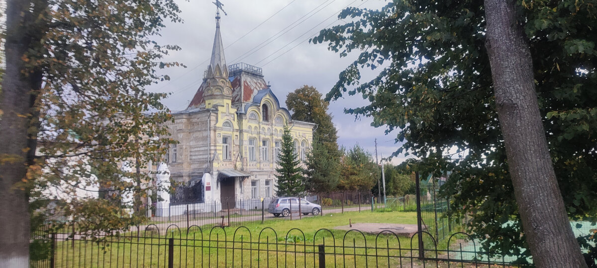 Историко-архитектурный ансамбль, объект культурного наследия федерального (общероссийского) значения, расположенный в селе Великом Гаврилов-Ямского района Ярославской области. Охраняется само здание усадьбы, ограда с воротами и флигель. Имеет статус объекта культурного наследия с 20 февраля 1995 года