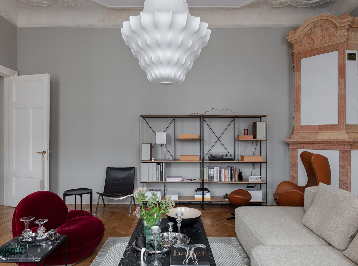 Гостиная. Кресла Пьера Полена, Gubi. Кофейный стол Пола Маккобба, Fritz Hansen. Люстра Normann Copenhagen. На столе предметы из коллекции датского и шведского стекла хозяйки.