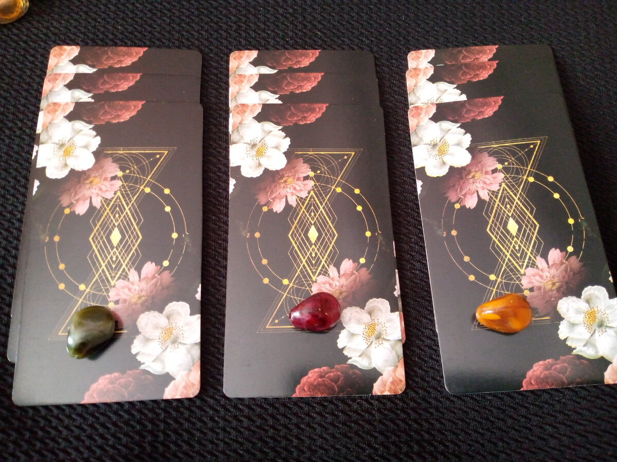 Слева направо - первый (зелёный камень), второй (красный камень), третий (жёлтый камень).