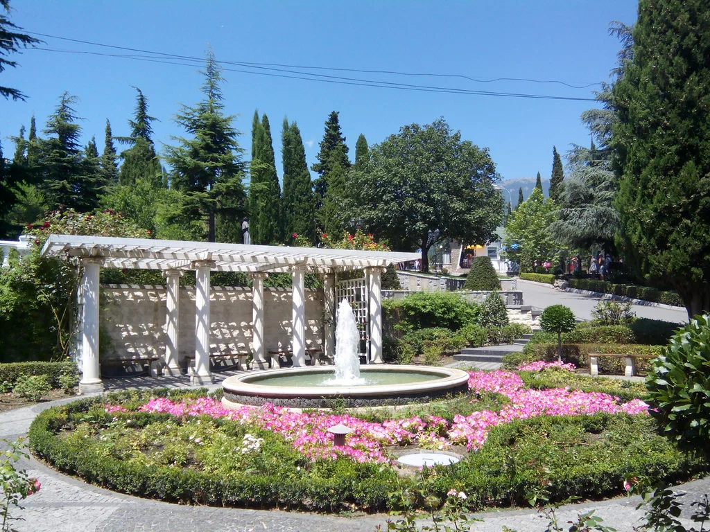 Достопримечательности города алушта. Алушта Приморский парк памятник. Парк в Алуште Крым. Парк в Алуште достопримечательности