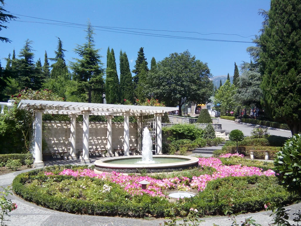 Алушта Приморский парк памятник. Парк в Алуште Крым. Парк в Алуште достопримечательности.