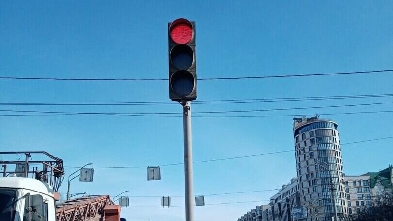     В администрации города ответили, что рабочие уже привели светофор в порядок.