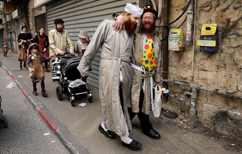 Празднование Пурима в Израиле. Скорее всего это район Бней-Брак в Тель-Авиве. Изображение из открытых источников. 