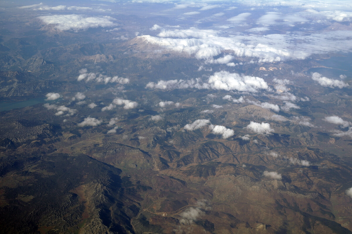 Горный район Турции, справа виден кусочек озера Эгирдир, слева озеро Ковада