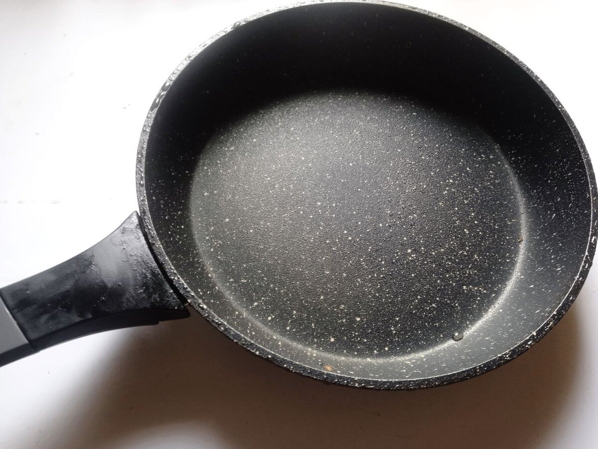 необычная сковорода. как восстановить антипригарное покрытие на сковороде. сковородка в руге. камская посуда сковорода 14. восстановление антипригарного покрытия сковороды.