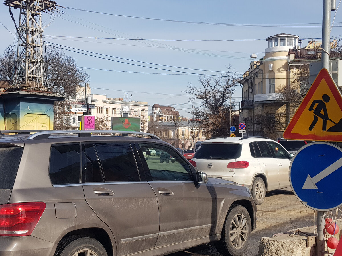 Симферополь в пробках даже на выходных. Фото Анны Карпенко. 