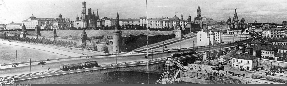 Остатки старого Большого Москворецкого моста и зданий на одноимённой улице, 1938. Рядом уже готовое новое сооружение. С сайта www.pastvu.com. 