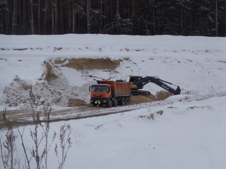     В Путятинском районе незаконно разрабатывали песчаный карьер.