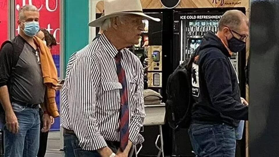     Политик не сдал в багаж секретные документы и вызвал хаос в аэропорту Nine