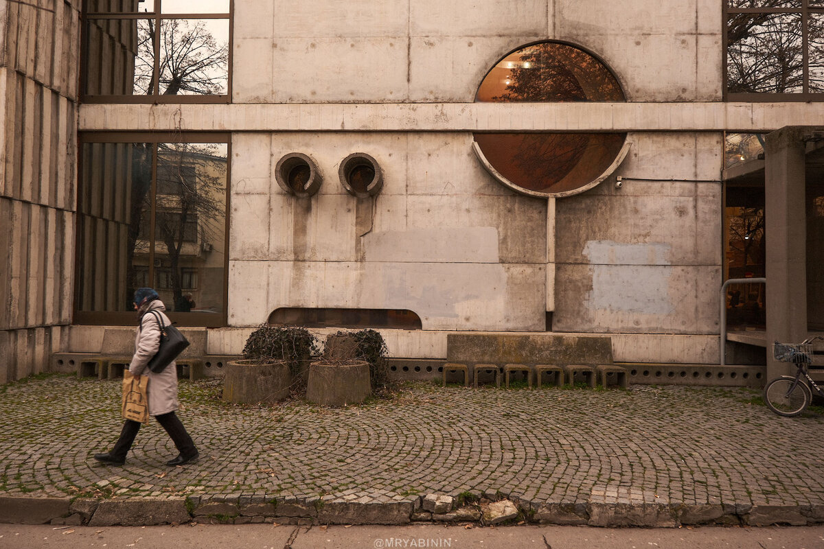 Это не Белград! Сомневаюсь, что "защитники" Сербии вообще бывали в этом городе... Да и сомневаюсь, что хотя бы половина из них вообще была в Сербии, а не на диване читала прокламации.