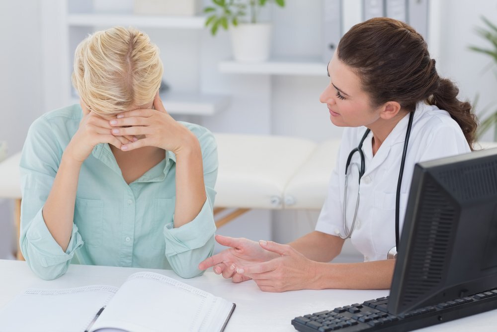 Психолог мужчина. Тревожность врач картинки от 1100 пикселей. Стресс медсестры. Врач болеет. Нервно-эмоциональное напряжение.