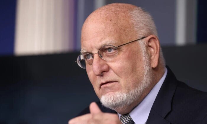 Комиссар Центра по контролю и профилактике заболеваний (CDC) Роберт Редфилд выступает на брифинге Целевой группы Белого дома по коронавирусу Джеймса Брэди для прессы в Белом доме в Вашингтоне, 19 ноября 2020 г. (Tasos Katopodis/Getty Images)