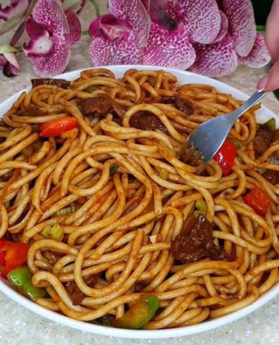 ЛАГМАН 😍😍😍Каждый день в историях я готовлю разные блюда, а так же завтраки, не все они попадают в ленту, поэтому не пропускайте истории 😘😘Автор рецепта: @gotovim_doma.vmeste Ингредиенты примерно:❤️Мякоть говядины 500 гр. маринад: (соль, специи для мяса, растительное масло, соевый соус)❤️Лук 1 шт.❤️Сельдерей по вкусу.❤️Болгарский перец 2 шт. 2 цвета.❤️Макаронные изделия соломка 400 гр.❤️Томатная паста 2 ст.л.❤️Соевый соус 4 ст.л.❤️Вода 150 мл.❤️чеснок 2 зубч, острый перец.❤️Растительное масло 100 мл.Приготовление:🤗Замариновать мясо, нарезать его на тонкие пластинки. Убрать на пол часа в сторону. Можно мариновать и дольше.🤗Подготовить все остальные ингредиенты. Отварить соломку, промыть холодной водой, влить не много растительного масла и перемешать. Так не слипнется точно.🤗В казан или вок налить растительное масло, обжарить мясо мин 10, добавить лук, чеснок, острый перец, всё жарить на большом огне пару мин. Добавить томатную пасту, обжарить, далее болгарский перец, сельдерей, жарить 1-2 мин, далее соевый соус и воду, соевый соус солёный, я не солила, пробуйте по вкусу 😘. Добавить соломку и аккуратно перемешать.