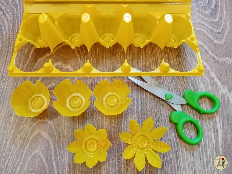 Цветы из упаковки для яиц. Фото автора 