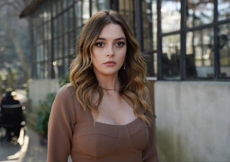      Мелис Сезен