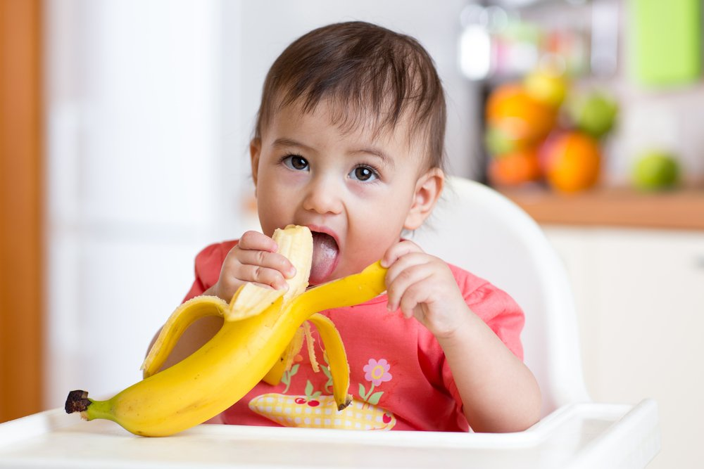 Экзотические дети. Банан для детей. Фрукты для детей. Дети едят банан. Фотосессия малыша с бананами.