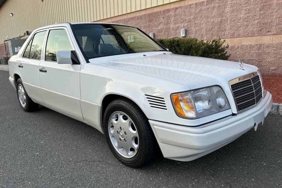 В США был продан "старенький" 28-летний Mercedes W124 за 152 607 долларов