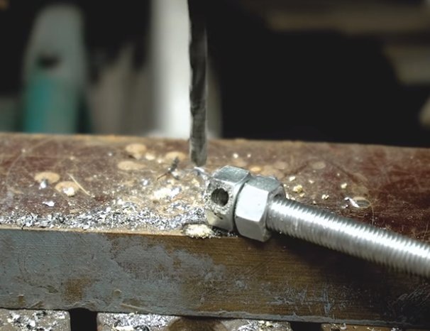      Сверлим отверстие.