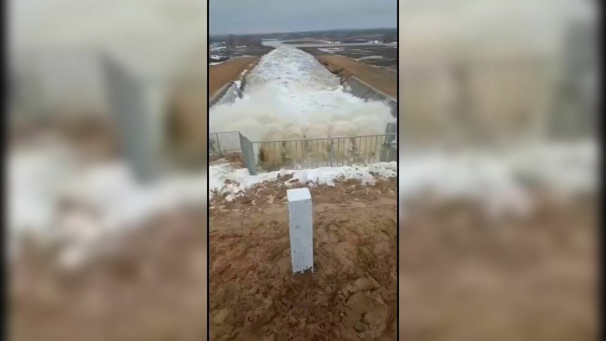 Прорыв дамбы в кургане. Прорыв дамбы. Прорвало дамбу. Прорыв плотины. Акбулак дамба.