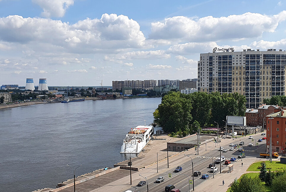 Вид на Неву из дома "Мегалит на Неве". Фото автора.