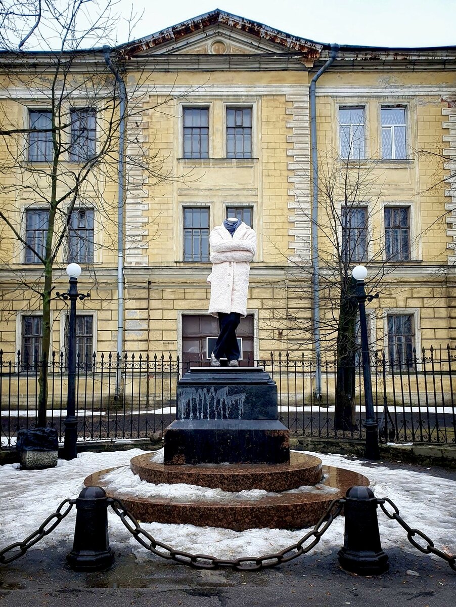 Памятник белому пальто» от Арт-группы «Явь» Набережная Фонтанки, 132 (фото из интернета) 