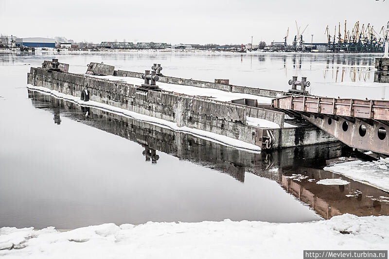 Останки базы Волери. Фото из Интернет, 2000-2010. 