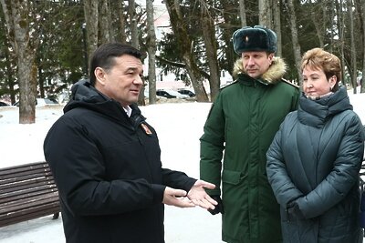    Губернатор Московской области Андрей Воробьев с жителями обсудил планы по капремонту МКД в Восходе © Антон Чернов, «Подмосковье Сегодня»