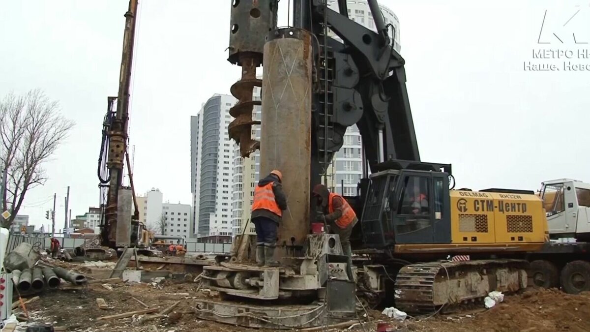     Работы по укреплению грунта и заливке свай стартовали в зоне строительства новой станции метро на Сенной в Нижнем Новгороде. Об этом сообщается в Telegram-канале «МетроНН».