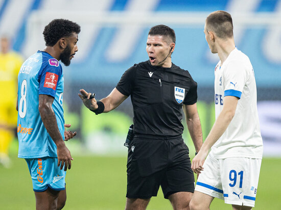     Евгений Кукуляк судит матч «Зенит» — «Динамо». / fc-zenit.ru