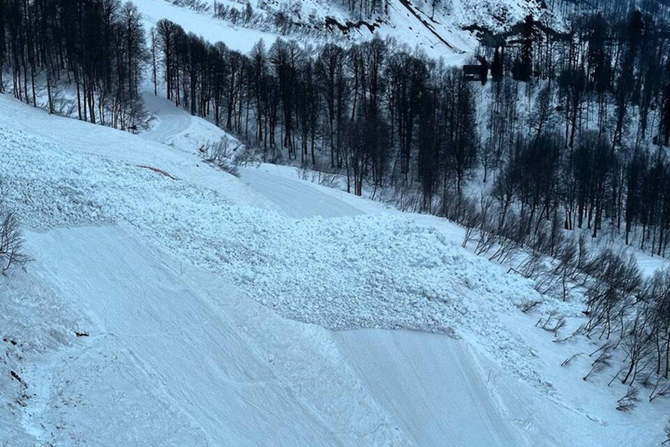     На горнолыжные склоны сошла лавина. Фото: t.me/rosakhutoralerts